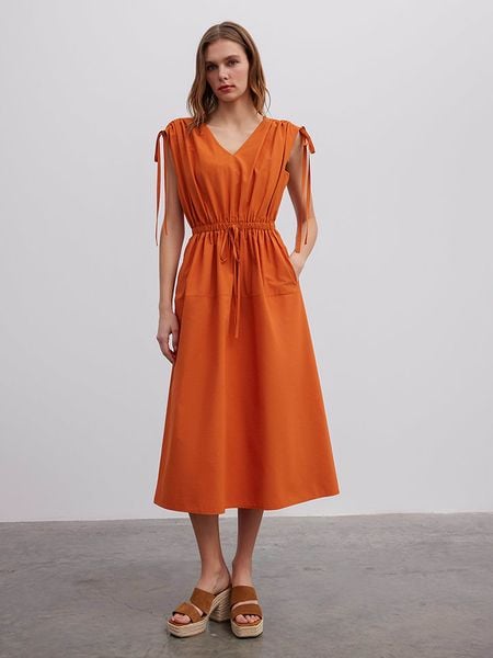 BGN Sukienka w kolorze pomarańczowym rozmiar: 40. Pomarańczowe sukienki BGN, na imprezę, bez wzorów, bez kołnierzyka, bez ramiączek, maxi. Za 122.67 zł.