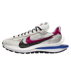 Buty do chodzenia dla dorosłych Nike Sacai Vaporwaffle Sport Fuchsia Game Royal. Niebieskie buty treningowe Nike, bez wzorów, z materiału, bez zapięcia, trekkingowe. Za 3,285.70 zł.