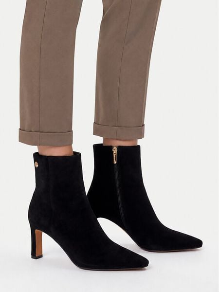 Nine West Botki EO-LB756192-1 Czarny. Czarne botki Nine West, bez wzorów, z materiału, bez obcasa, na słupku, bez zapięcia. Za 329.99 zł.