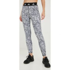 Adidas Performance legginsy treningowe Techfit Pixeled Camo damskie kolor biały wzorzyste. Białe legginsy adidas Performance, bez wzorów, z dzianiny, biznesowe. W wyprzedaży za 179.99 zł.
