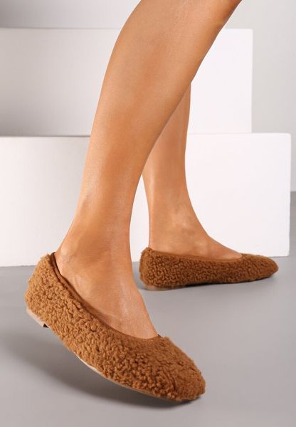 Brązowe Płaskie Balerinki Ozdobione Futerkiem o Fakturze Barankiem Armagia. Brązowe baleriny Born2be, bez wzorów, z jeansu, biznesowe, bez obcasa, na obcasie, bez zapięcia. W wyprzedaży za 74.99 zł.