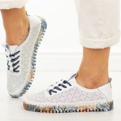 Niebieskie ażurowe skórzane półbuty damskie Cambell 40338. Białe półbuty wsuwane Cambell, na jesień, w ażurowe wzory, z jeansu, biznesowe, z okrągłym noskiem, bez obcasa, na płaskiej podeszwie. Za 219.00 zł.