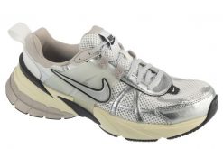 Buty sportowe Sneakersy damskie, V2K Run. Białe buty treningowe Nike, bez wzorów, z materiału, przed kostkę, bez zapięcia, trekkingowe. Za 449.99 zł.