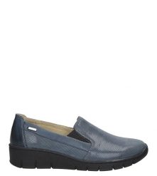 Granatowe półbuty skórzane slip on na koturnie helios 350. Niebieskie półbuty wsuwane Helios, bez wzorów, bez obcasa, na koturnie. W wyprzedaży za 138.99 zł.