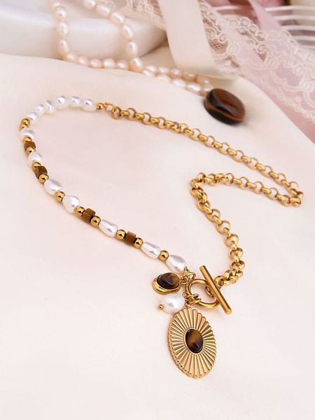 Charlize Pozłacany naszyjnik z tygrysim okiem i perłami - dł. 50 cm rozmiar: onesize. Białe naszyjniki Charlize, z materiału, z perłą, pozłacane. Za 104.64 zł.