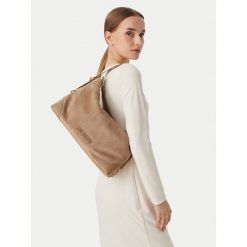 Torebka LOVE MOSCHINO. Brązowe torebki klasyczne Love Moschino, bez wzorów, klasyczne, bez dodatków. Za 949.99 zł.