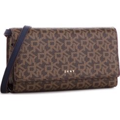 Torebka DKNY - Bryant Wallet On String R835J622 Mocha Logo-Nvy 6MN. Listonoszki marki DKNY. W wyprzedaży za 369.00 zł.