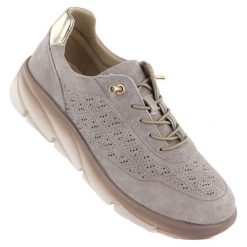 Skórzane półbuty damskie zamszowe jasny brąz Sergio Leone SP002. Półbuty wsuwane Sergio Leone, w ażurowe wzory, ze skóry, bez obcasa. Za 179.99 zł.