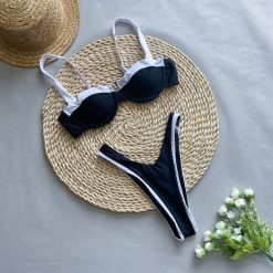 Bikini dwuczęściowe z lamówką odporne na chlor i UV Clorinda. Czarne bikini Intica, bez wzorów, z materiału. Za 169.00 zł.