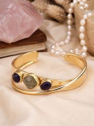 L'Atelier de Gaia Pozłacana bransoletka z kamieniami księżycowymi i onyksami rozmiar: onesize. Czarne bransoletki L'Atelier de Gaia, z kamieniem księżycowym, pozłacane. Za 124.95 zł.