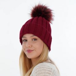 Czapka Zimowa z Pomponem Damska - Bordowy. Czerwone czapki zimowe Molly, bez wzorów, z materiału. Za 59.90 zł.