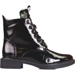 Sznurowane botki damskie czarne z lakierowanej skóry ekologicznej. Czarne botki bez wzorów, ze skóry ekologicznej, eleganckie, bez obcasa, bez zapięcia. Za 245.97 zł.