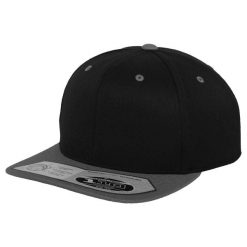 110 Czapka Z Daszkiem Typu Snapback. Czarne czapki z daszkiem FLEXFIT, bez wzorów. Za 95.99 zł.