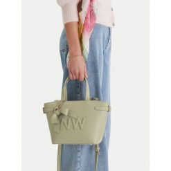 Torebka Nine West. Zielone torebki klasyczne Nine West, bez wzorów, klasyczne, bez dodatków. Za 329.99 zł.