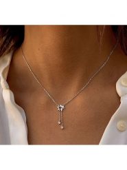 Les Petites Précieuses Srebrny naszyjnik z elementem ozdobnym - dł. 40 cm rozmiar: onesize. Szare naszyjniki Les Petites Précieuses, z materiału, z cyrkonią, srebrne. Za 101.23 zł.