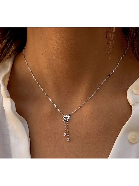 Les Petites Précieuses Srebrny naszyjnik z elementem ozdobnym - dł. 40 cm rozmiar: onesize. Szare naszyjniki Les Petites Précieuses, z materiału, z cyrkonią, srebrne. Za 92.42 zł.