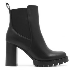 Botki JENNY. Czarne botki Jenny, bez wzorów, bez obcasa, na słupku, bez zapięcia. Za 169.99 zł.