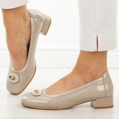 Beżowe skórzane czółenka damskie na obcasie Vinceza 39980. Brązowe czółenka VINCEZA, na jesień, z aplikacjami, z lakierowanej skóry, biznesowe, bez obcasa, na obcasie, bez zapięcia. Za 199.00 zł.