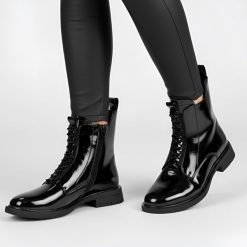 Botki damskie S. Barski, skórzane na płaskim obcasie i zapinane na zamek, czarne, MR52-108. Czarne botki S.BARSKI, bez wzorów, z gumy, klasyczne, bez obcasa, na płaskiej podeszwie, bez zapięcia. Za 269.00 zł.