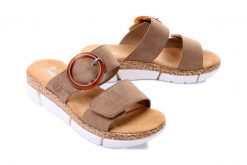 RIEKER V2392-62 beige, klapki damskie. Brązowe klapki Rieker, bez wzorów, bez obcasa, na koturnie, bez zapięcia. Za 289.90 zł.