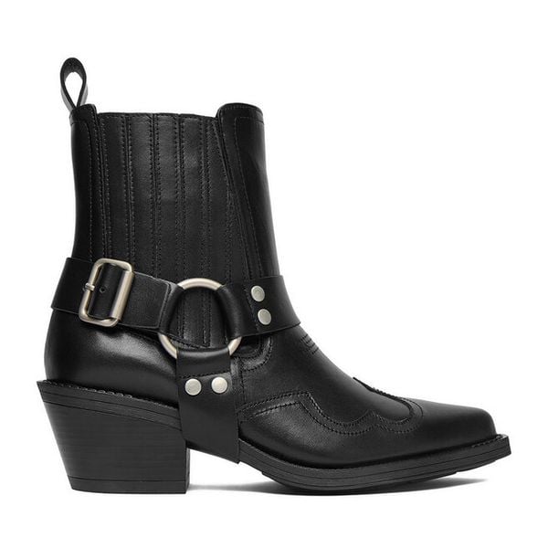 Kowbojki Badura. Czarne botki Badura, bez wzorów, bez obcasa, na słupku, bez zapięcia. Za 429.99 zł.