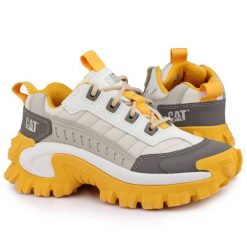 Buty sportowe do chodzenia Cat INTRUDER. Białe buty sportowe lifestyle Caterpillar, bez wzorów, bez zapięcia, trekkingowe. W wyprzedaży za 349.00 zł.