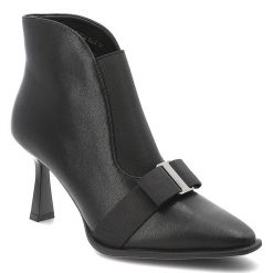 Botki damskie D&A by S.Barski o eleganckim fasonie ze smukłym noskiem ozdobną kokardą i wysokim obcasem typu szpilka czarne, JC62-1028 Black. Czarne botki S.BARSKI, bez wzorów, eleganckie, ze szpiczastym noskiem, bez obcasa, na obcasie, bez zapięcia. Za 259.00 zł.