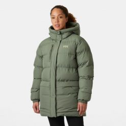 Damska długa kurtka z kapturem Helly Hansen Aurora. Zielone kurtki Helly Hansen, na zimę, bez wzorów, z puchu, z kapturem. W wyprzedaży za 1,252.50 zł.