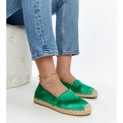 Zielone espadryle z połyskiem na platformie Caithlin. Zielone espadryle bez wzorów, z tkaniny, eleganckie, z okrągłym noskiem, bez obcasa, na platformie. Za 78.15 zł.