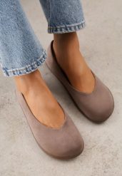 Ciemnobeżowe Balerinki Barefoot z Wycięciem V przy Nosku Indira. Brązowe baleriny Renee, bez wzorów, bez obcasa, bez zapięcia. Za 99.99 zł.