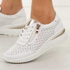 Białe skórzane ażurowe półbuty damskie Vinceza 95402. Białe półbuty wsuwane VINCEZA, na lato, w ażurowe wzory, z jeansu, biznesowe, z okrągłym noskiem, bez obcasa, na koturnie. W wyprzedaży za 215.10 zł.