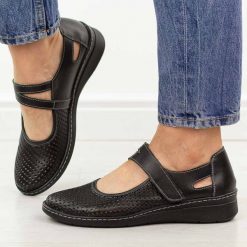 Czarne ażurowe skórzane Polskie półbuty damskie Deoni D125A. Czarne półbuty wsuwane Deoni, na lato, w ażurowe wzory, z jeansu, biznesowe, bez obcasa, na płaskiej podeszwie. Za 419.00 zł.