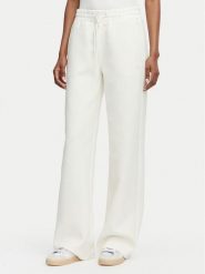 Guess Spodnie dresowe V6YB10 K4295 Kremowy Regular Fit. Białe spodnie sportowe Guess, z aplikacjami, z dresówki. Za 344.99 zł.