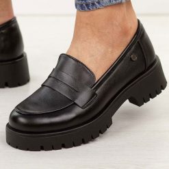 Czarne skórzane mokasyny damskie na traperze Vinceza 18125. Czarne mokasyny VINCEZA, bez wzorów, z jeansu, z okrągłym noskiem. W wyprzedaży za 192.72 zł.