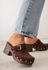 Ciemnobrązowe Klapki Chodaki na Słupku z Cholewką z Nitami i Paskiem z Klamerką Jinnor. Brązowe klapki Renee, w ażurowe wzory, boho, bez obcasa, na obcasie, bez zapięcia. Za 99.99 zł.