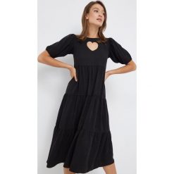 Desigual sukienka kolor czarny midi rozkloszowana. Czarne sukienki Desigual, l, bez wzorów, z lyocellu, bez kołnierzyka, bez ramiączek, midi, rozkloszowane. Za 649.99 zł.