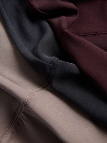 Bluza z modalem - ciemnofioletowy. Fioletowe bluzy Reserved, l, bez wzorów, z dzianiny, bez ramiączek, bez kaptura. Za 99.99 zł.