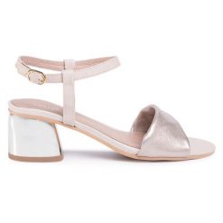 Sandały QUAZI. Brązowe sandały QUAZI, bez wzorów, bez obcasa, na słupku, bez zapięcia. Za 329.99 zł.