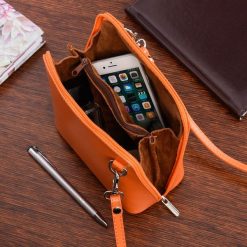 Vera Pelle Torebka Skórzana mała listonoszka pomarańczowa K03. Brązowe torby na laptopa bez wzorów, z lakierowanej skóry, lakierowane. Za 109.99 zł.