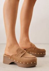 Jasnobrązowe Klapki Drewniaki w Stylu Mokasynów z Nitami Hanaria. Brązowe klapki Born2be, z aplikacjami, z jeansu, eleganckie, bez obcasa, na obcasie, bez zapięcia. Za 89.99 zł.