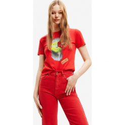 Desigual t-shirt bawełniany kolor czerwony. Czerwone t-shirty Desigual, bez wzorów, z bawełny, bez kołnierzyka, bez ramiączek. W wyprzedaży za 154.99 zł.