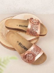 Billowy Klapki w kolorze jasnoróżowym rozmiar: 37. Różowe klapki Billowy, bez wzorów, klasyczne, z otwartym noskiem, bez obcasa, bez zapięcia. Za 141.45 zł.