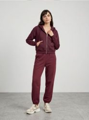 Dresowa rozpinana bluza z kapturem - czerwony. Czerwone bluzy z kapturem Sinsay, l, bez wzorów, z dresówki, z kapturem, na fitness i siłownię. Za 39.99 zł.