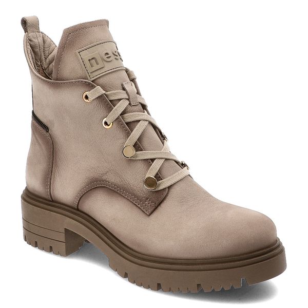 Beżowe Botki Nessi Modne Obuwie Damskie. Brązowe botki Nessi, bez wzorów, z nubiku, eleganckie, bez obcasa, bez zapięcia. Za 449.00 zł.