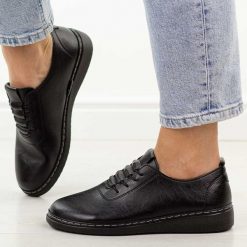 Czarne półbuty damskie Unisoft 5933. Czarne półbuty wsuwane Jezzi, na jesień, bez wzorów, z jeansu, biznesowe, z okrągłym noskiem, bez obcasa, na płaskiej podeszwie. Za 149.00 zł.