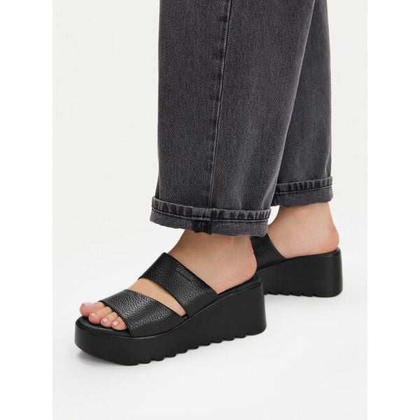 Klapki G-Star. Czarne klapki G-Star, bez wzorów, retro, bez obcasa, bez zapięcia. Za 149.99 zł.