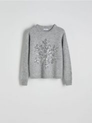 Sweter z błyszczącą aplikacją - ciemnoszary. Szare swetry Reserved, l, z aplikacjami, z dzianiny, bez ramiączek. W wyprzedaży za 39.99 zł.