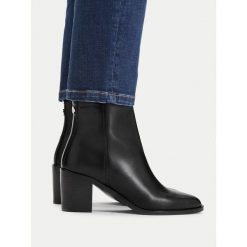 Botki U.S. Polo Assn. Czarne botki U.S. Polo Assn., bez wzorów, bez obcasa, na słupku, bez zapięcia. Za 449.99 zł.