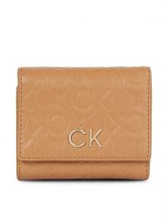 Calvin Klein Portfel Re-Lock Trifold Xs Emb K60K611321 Brązowy. Brązowe portfele Calvin Klein, bez wzorów, ze skóry. Za 379.99 zł.