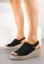 Czarne Sandały Vices na Koturnie z Ażurową Cholewką Sarandria. Czarne sandały Born2be, w ażurowe wzory, eleganckie, bez obcasa, na koturnie, bez zapięcia. Za 79.99 zł.